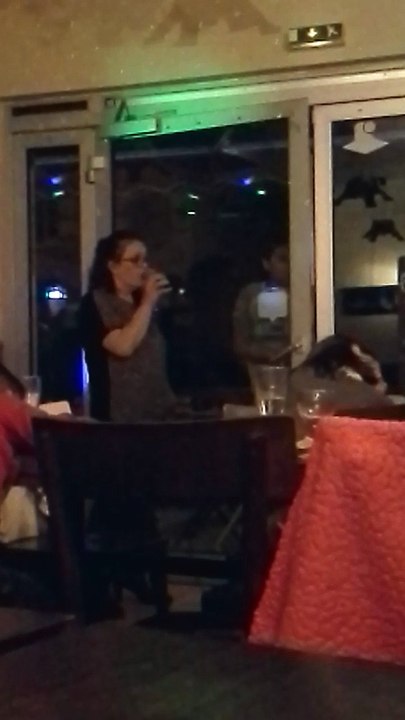 Croire de Lara Fabian chanté par une pouf au Petit Paris à Blois.