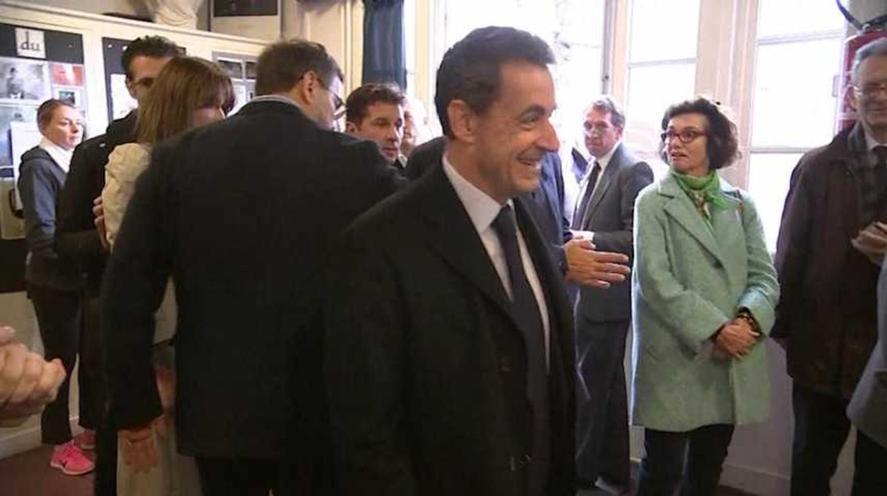 Sarkozy passe devant tout le monde dans son bur...