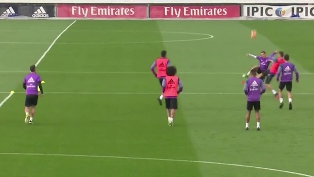 La vilaine semelle de CR7 à l'entraînement du Real Madrid