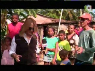 nuria se monta en helicoptero y nos muestra el país hundido bajo agua