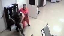 Attaqué par un détenu, un gardien de prison reçoit l’aide d’un autre détenu