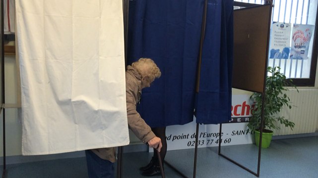 Votes pour les primaires de la droite au bureau de vote Sainte-Croix de Saint-Lô