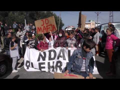 Report TV - Impianti i Mbetjeve, banorët në protestë, bllokojnë Tiranë-Fier