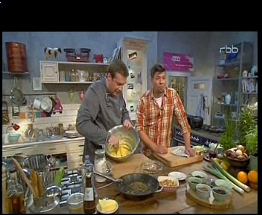 Noch einmal Spätzle zubereiten, Teig, ins heiße Wasser geschabt