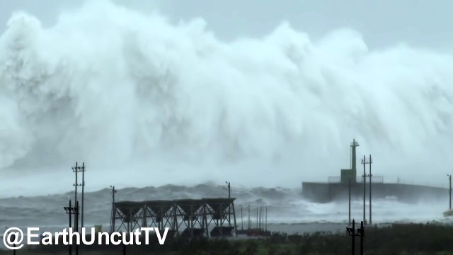 Taïwan : Des vagues énormes sabattent sur un phare
