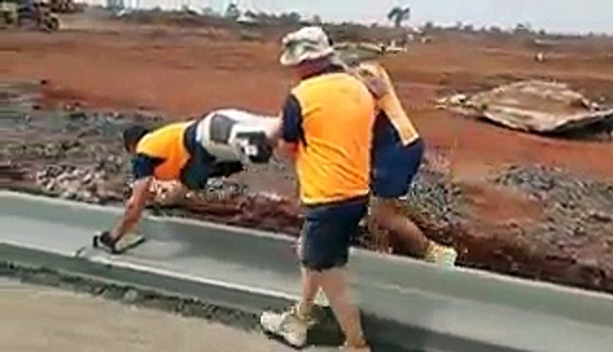 Drôle de technique pour lisser une bordure en ciment