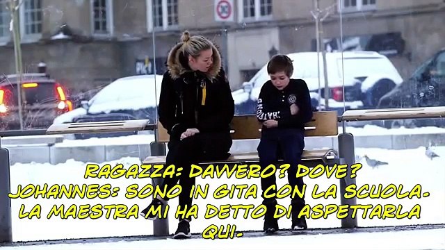 Questo bambino muore dal FREDDO, guardate come reagiscono i passanti.