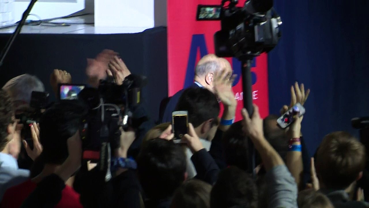 Juppé "continue le combat", "projet contre projet" face à Fillon