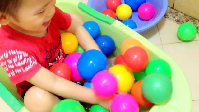 Spider Attack Baby Bath time Balls Pit Kids Bathing Toys Fun Videos for Toddlers Xavi ABCKids