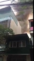 Cháy nhà trên phố Trần Khát Chân