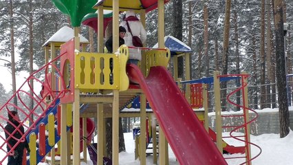 ТРАВМПУНКТ РАНЕНИЯ И АВАРИИ. ДЕТИ ИГРАЮТ В ДОКТОРА С УКОЛАМИ