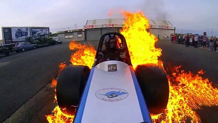 Burnout d'une voiture de course avec de l'essence enflammée !