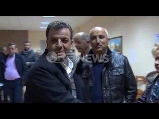 Ora News - Ilia Stefo kryetari i ri i bashkisë Kolonjë, rivali Hajro i shtrëngon dorën