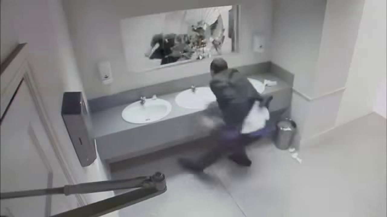 Tuvalette korkunç ayna şakası yok böyle bir şaka - YouTube