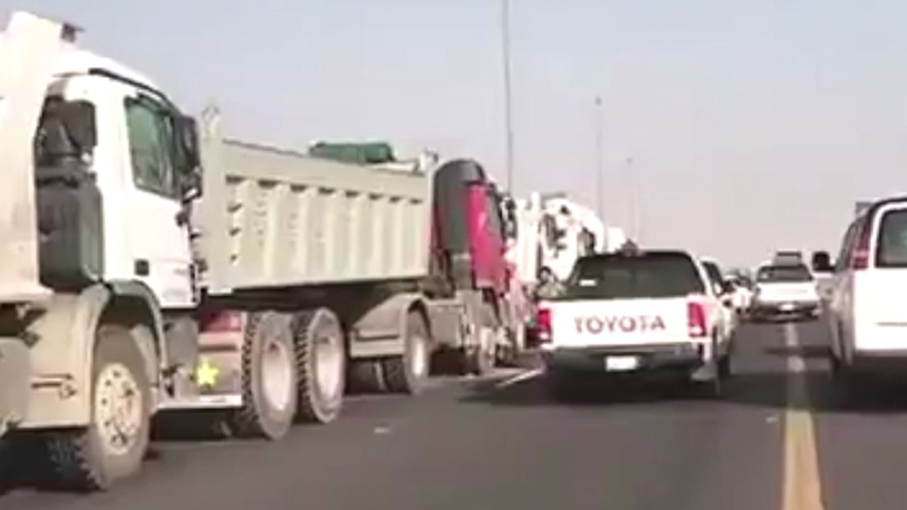 Des dizaines de camions empalés les uns dans les autres