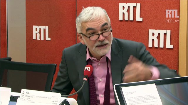 Des artistes expriment leur soutien à Hollande : Mais taisez-vous ! , s'insurge Pascal Praud