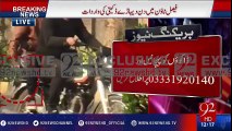 Robbers loot car at traffic signal in Lahore - 92NewsHD