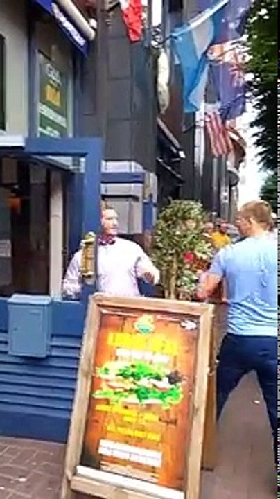 Cet irlandais met à terre deux individus