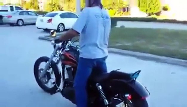 Un biker fait un burnout et il n'avait pas prévu cela