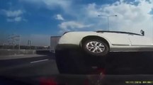 Karma police : quand un chauffard force le passage sur une autoroute et fini en tonneaux