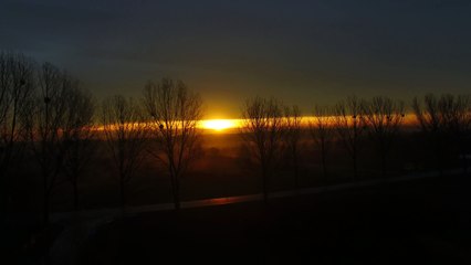 Wschód Słońca nad Dąbrówką Wielką obok Zgierza lot dronem 11.2016