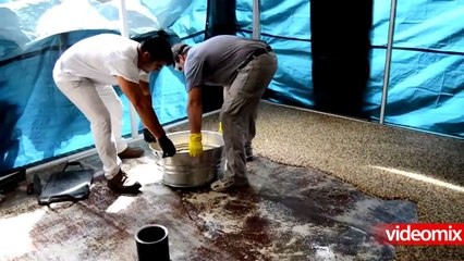 Au râs de el că nu are podea așa că s-a dus și a luat o găleată de pietriș și a trecut la treabă.