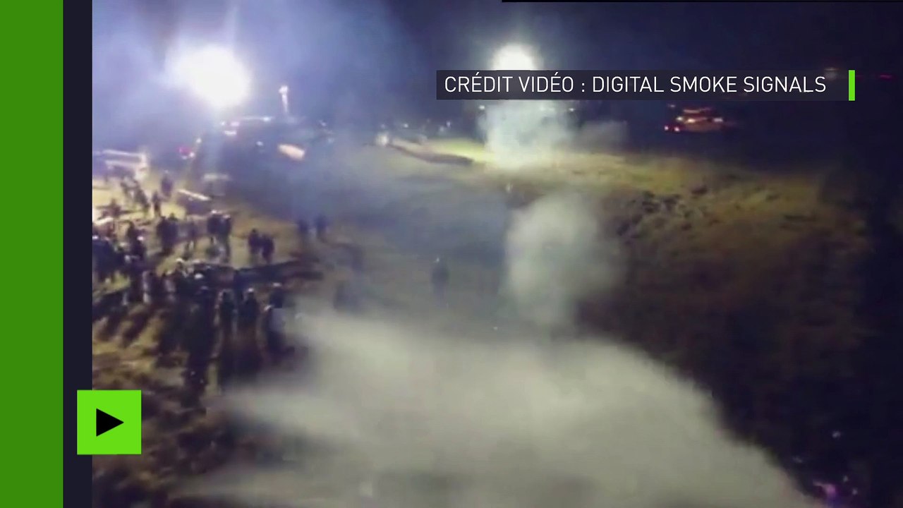 Un drone film un canon à eau en pleine action pendant la manifestation contre le pipeline du Dakota
