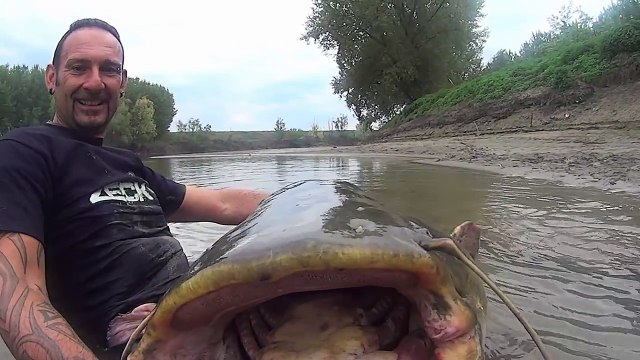 Au fost nevoie de mai mult de 5 ore pentru a scoate la suprafață acest MONSTRU. Nu am mai văzut NICIODATĂ așa ceva!