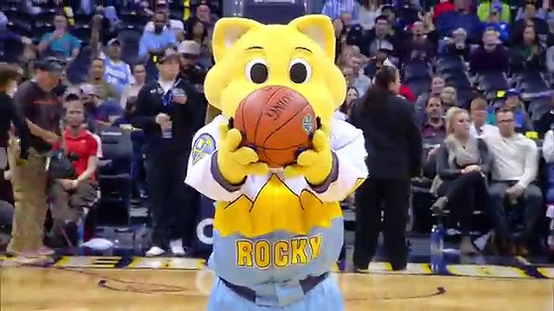 Rocky The Mountain Lion Hits A Backwards Half Court Shot Video Dailymotion