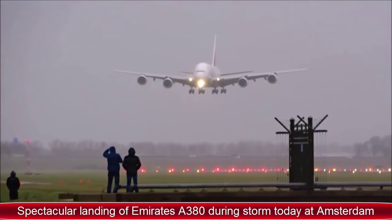Atterrissage spectaculaire d'un avion lors de la tempête à l'aéroport de Schiphol