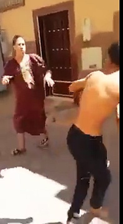 شاهد بنت مغربية تتشاجر مع عشيقها