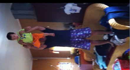 Bé muốn chạm đỉnh cao trần nhà !!!