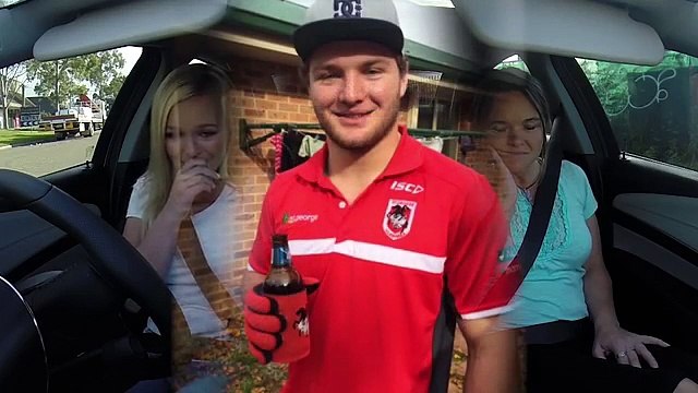 La nouvelle qu'elle apprend à la radio après le décès de son fils dans un accident de voiture la fait fondre en larmes