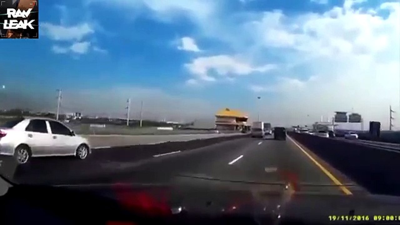 Un chauffard force le passage et provoque son propre accident