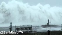 Des vagues géantes viennent s’abattre sur un phare à Taïwan