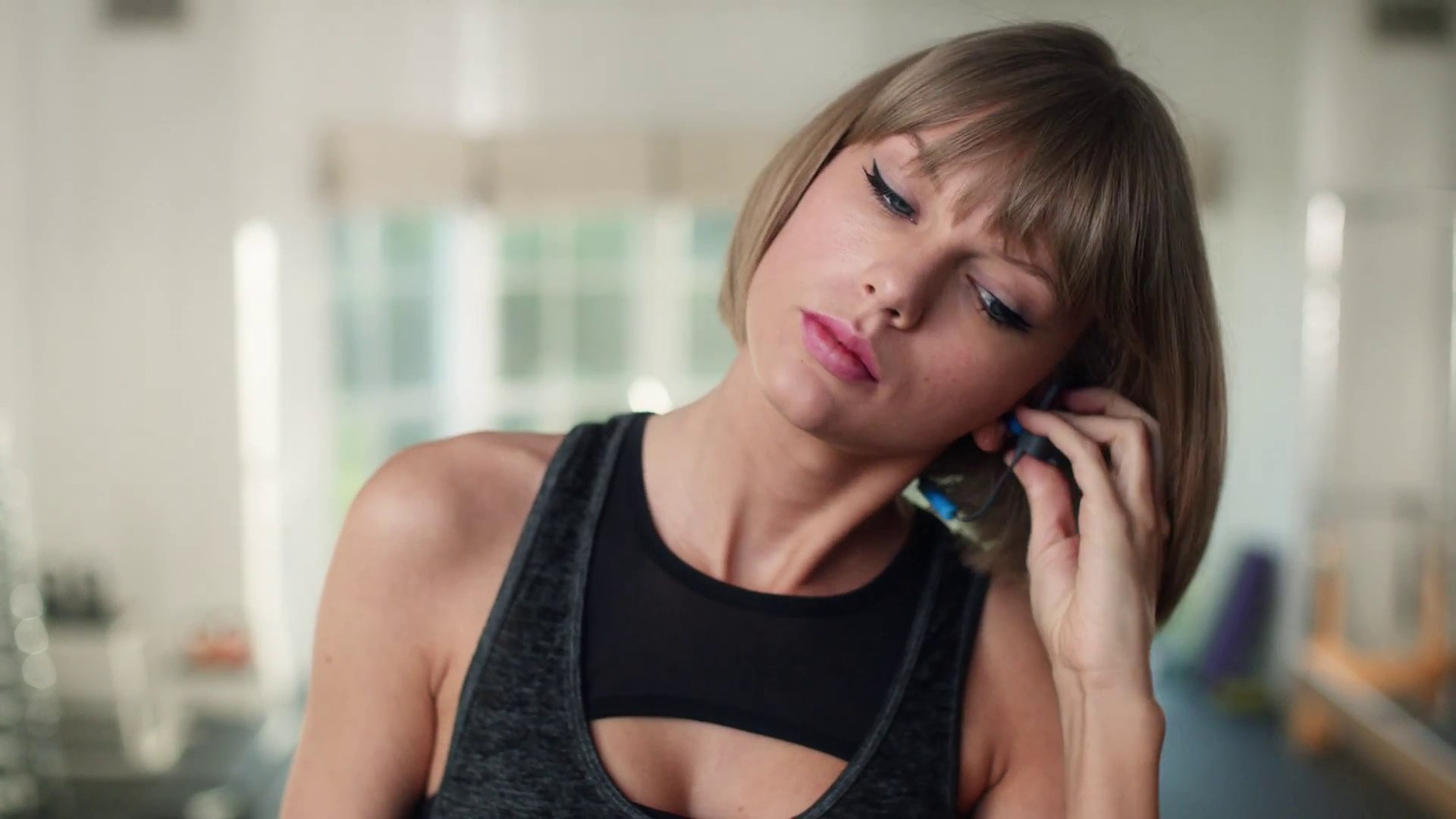 ⁣Apple : Taylor Swift vs. Treadmill - Apple Music