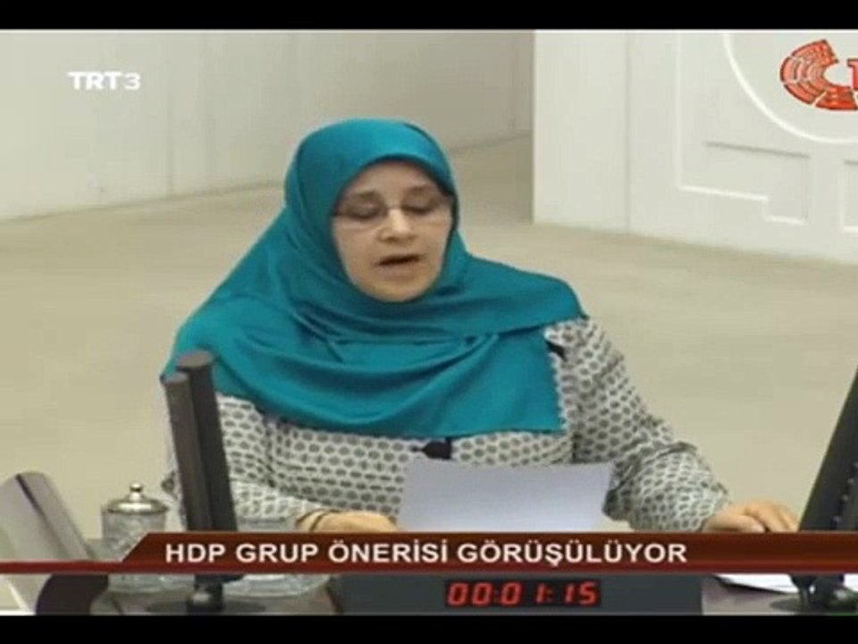 Hüda Kaya  Kürt Halkının Acısı üzerine şiir Okudu Duygulanmamak Elde Değil