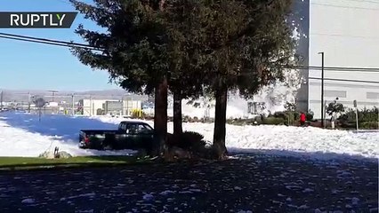 Mira como una  extraña espuma inundó una calle de California