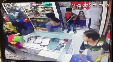 Khatoon Ne Apni Khobsorti K Faida Utha Kar Ktni Hosheyari Se Dokan Se Saman Ly Urhi