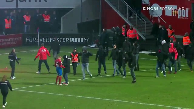 Des hooligans d'Helsingborg envahissent le terrain pour enlever le maillot à leur joueur !