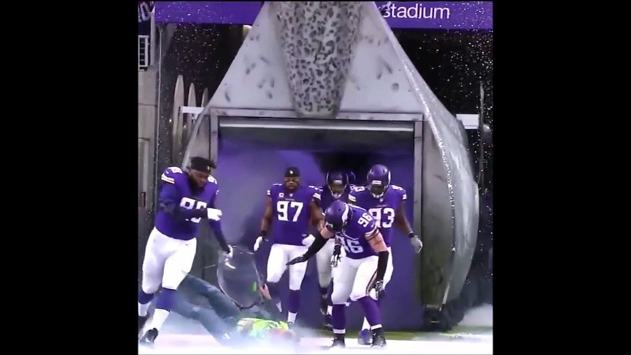 Ce caméraman se trouve au mauvais endroit au mauvais moment... Bim KO