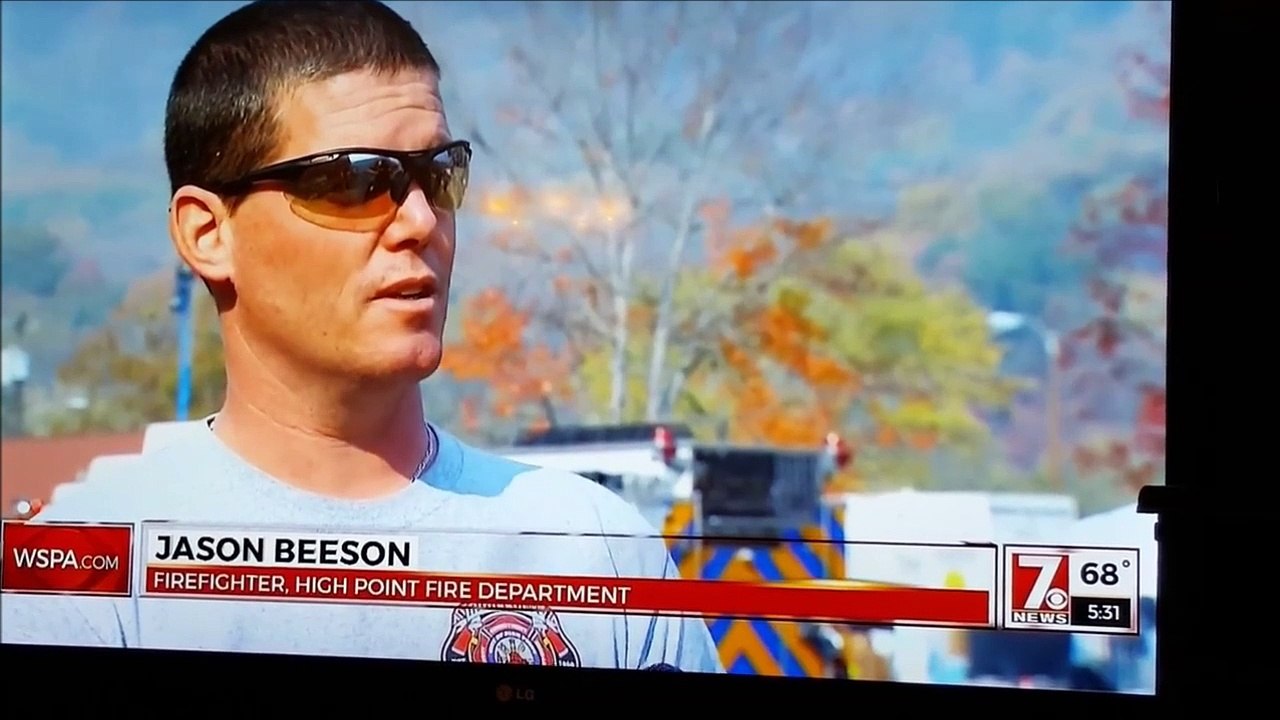 Regardez comment ce pompier s'assure que son collègue va bien... Un peu gay!