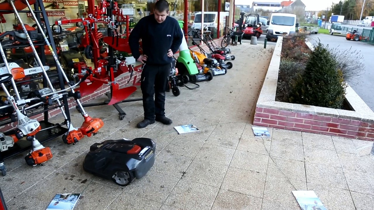Salon de la robonumérique à Saint-Quentin :  découverte du "robot-tondeuse"
