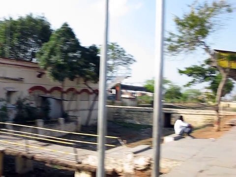 Le train passe en gare à toute vitesse sans ralentir en Inde