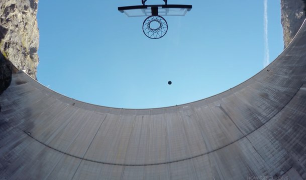 Ils entrent dans le Guinness Book en inscrivant un panier à 181 mètres de hauteur