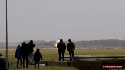 Video herunterladen: Passenger Jet Aborts Landing Amid Heavy Crosswinds at Schiphol Airport