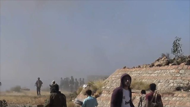 الجيش والمقاومة يسيطران على معسكر الدفاع الجوي بتعز