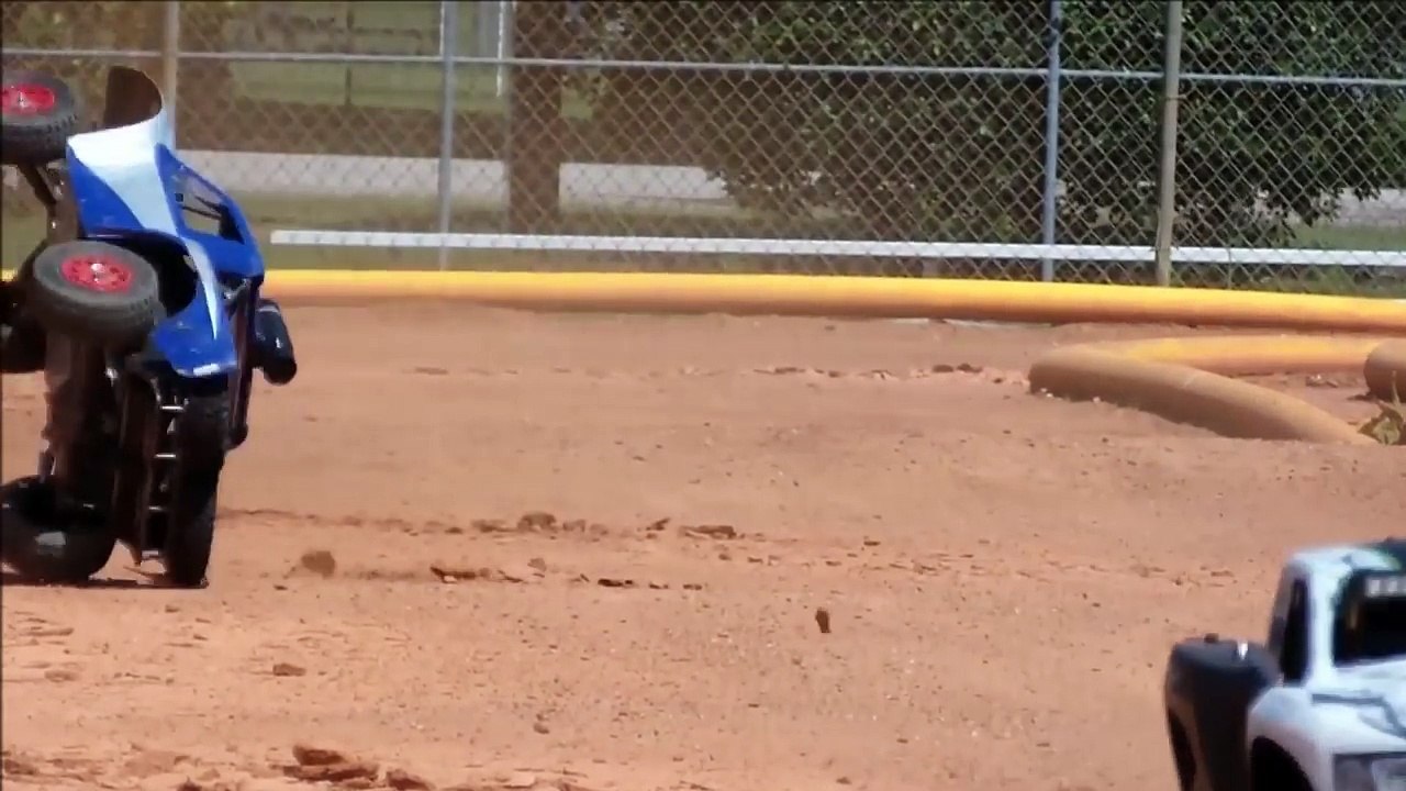 2 minutes et 30 secondes de cascades complètement folles et d'accidents en Voiture RC