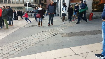 Belle tentative d'un skater à l'Opéra de Lyon