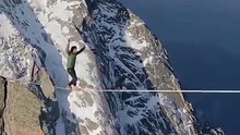 Amazing rope stunt between two mountain